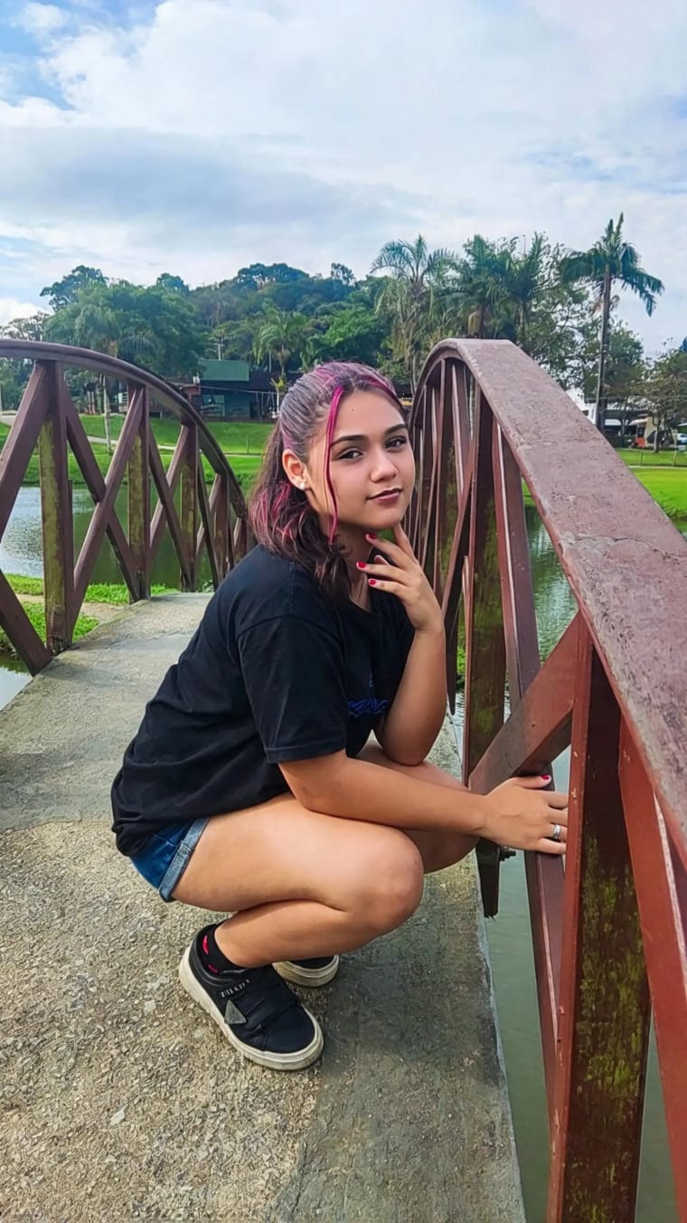 Ensaio externo — pose na ponte sobre o lago