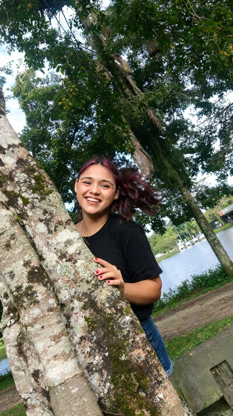 Ensaio externo fotográfico — modelo sorrindo junto à árvore