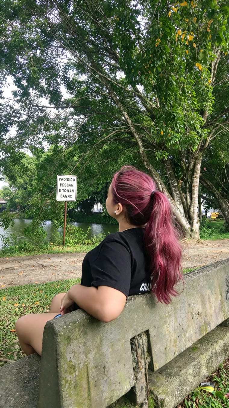 Ensaio externo — rabo de cavalo rosa no banco do parque