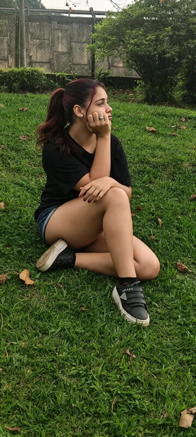 Ensaio externo — sentada no gramado em reflexão