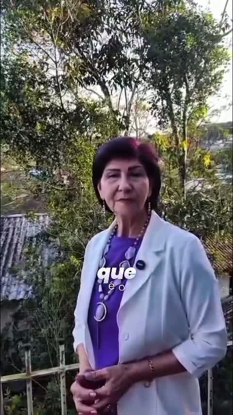 Participante de blazer claro em gravação ao ar livre